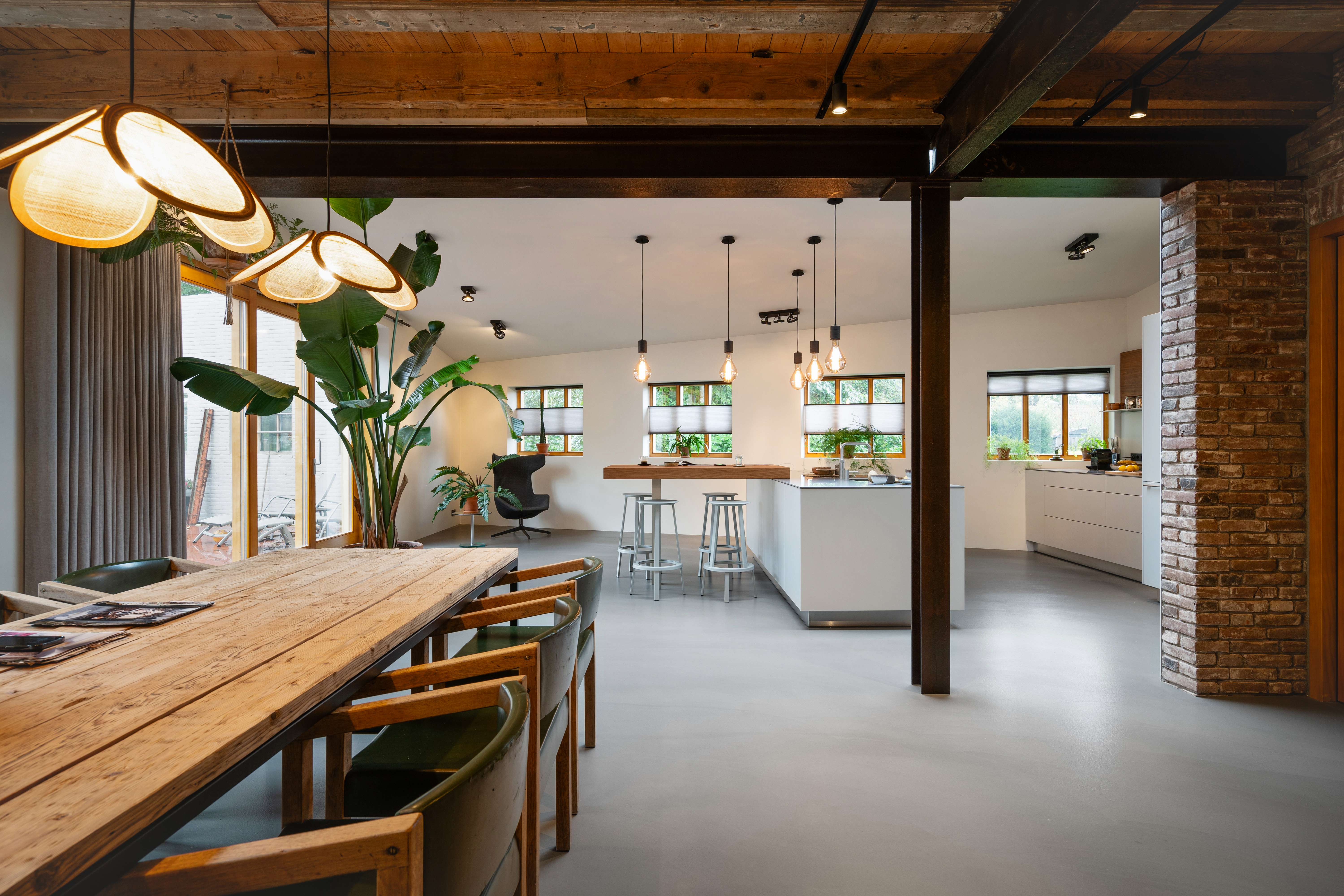 industriële keuken in platina grijs met noten bar en achterwand, foto 7